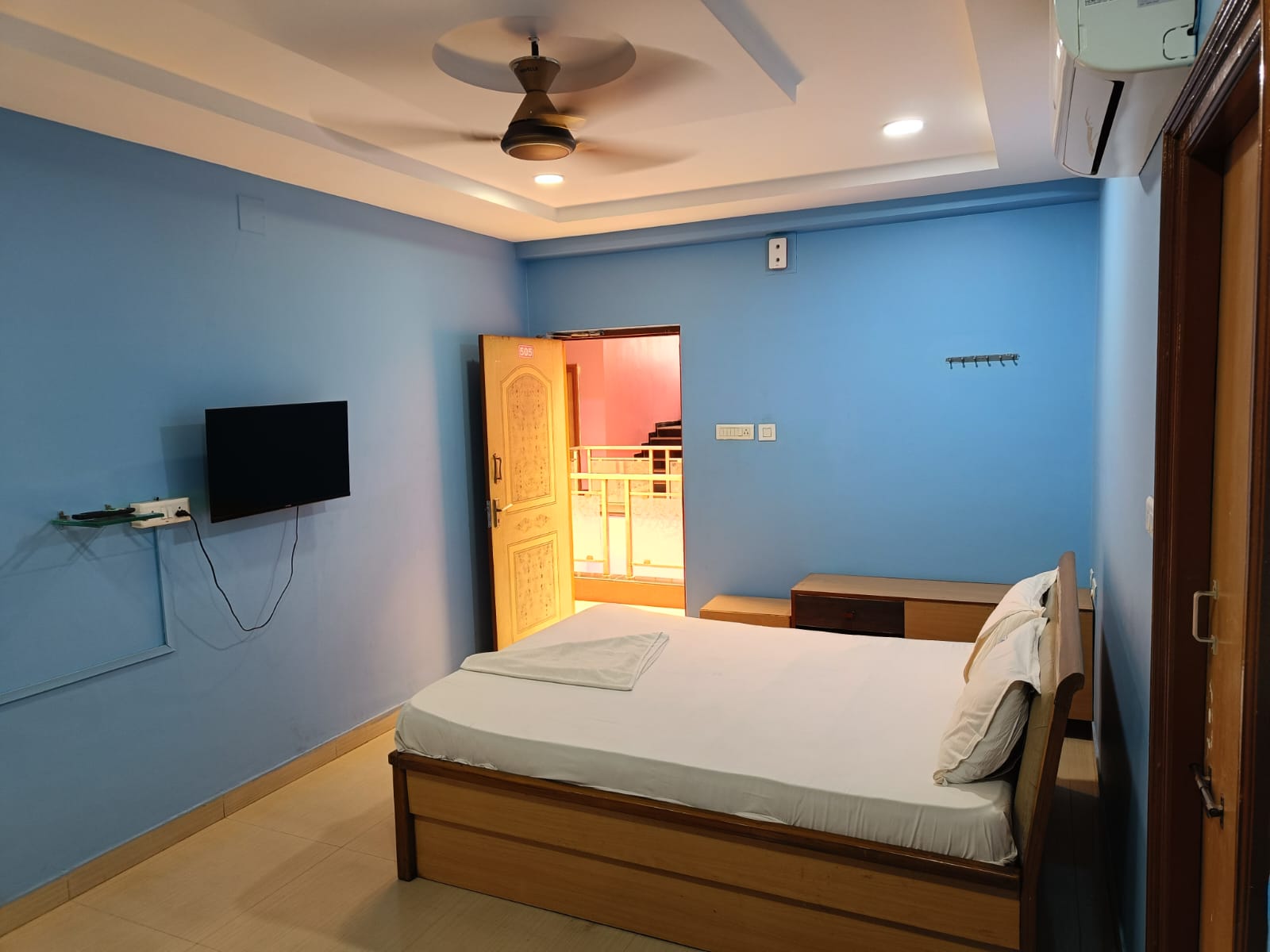 Double bed room with TV