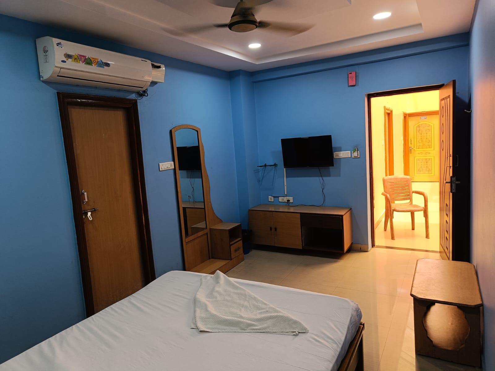 A/C room with dressing unit